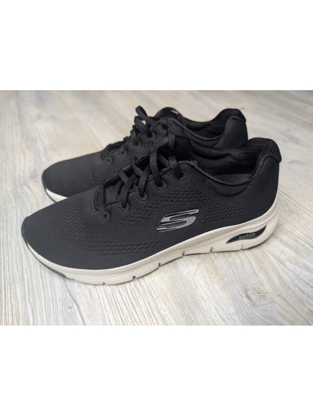 Skechers Arch Fit Black and White Athletic Sneakers Size 9.5 US
